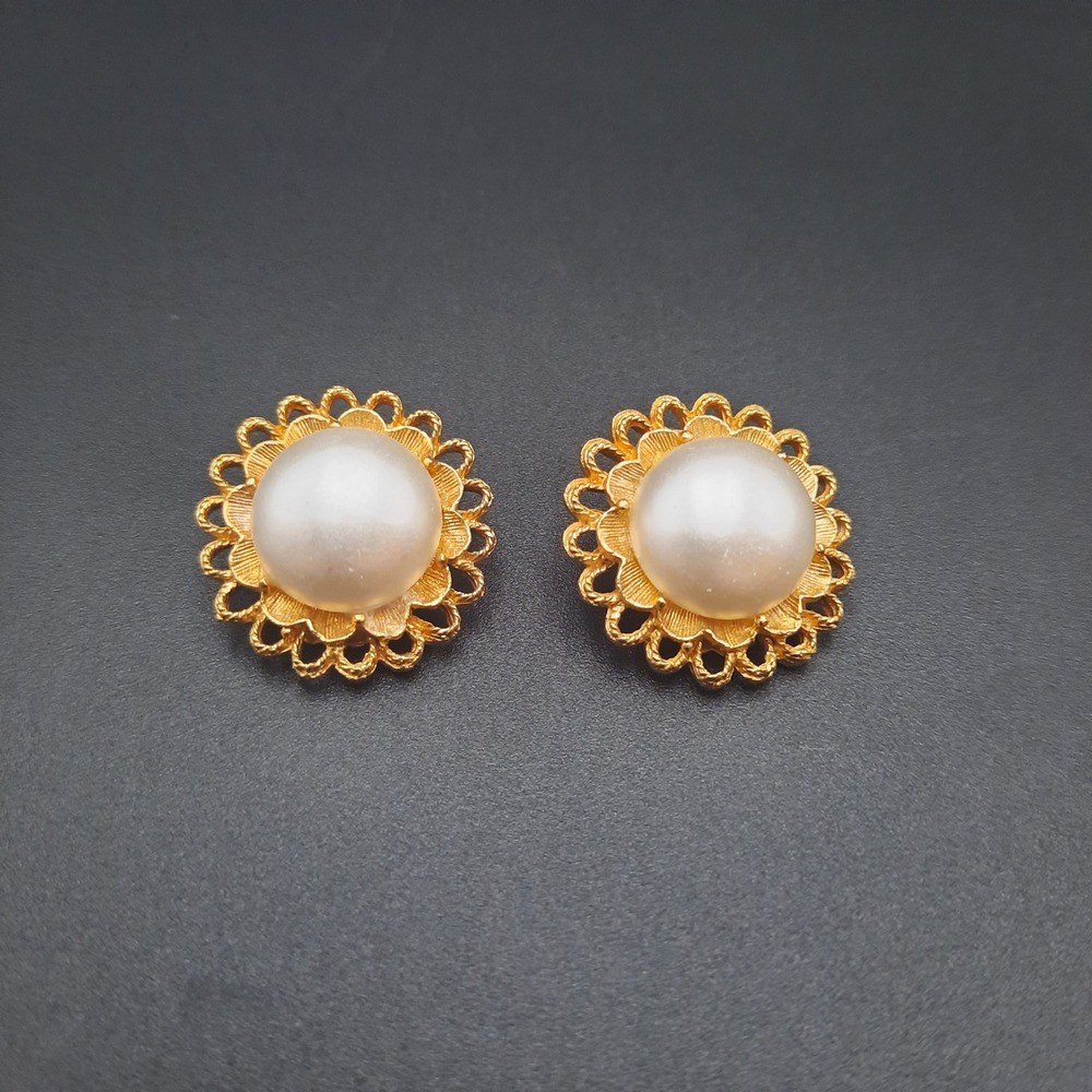 Pearl Clip‎ On Earrings Gold Tone Flower Design Elegant Statement